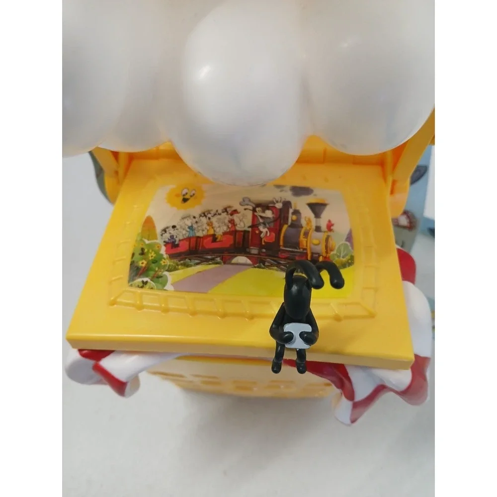 DISNEY TOON TOWN PICNIC BASKET WITH MICKEY GLOVE HANDLE